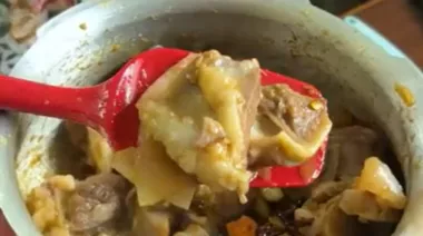 Tender mutton jhal farezi cooked with capsicum, onions, tomatoes, and whole spices